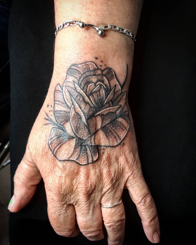 tattoo femenino flor para la mano 02