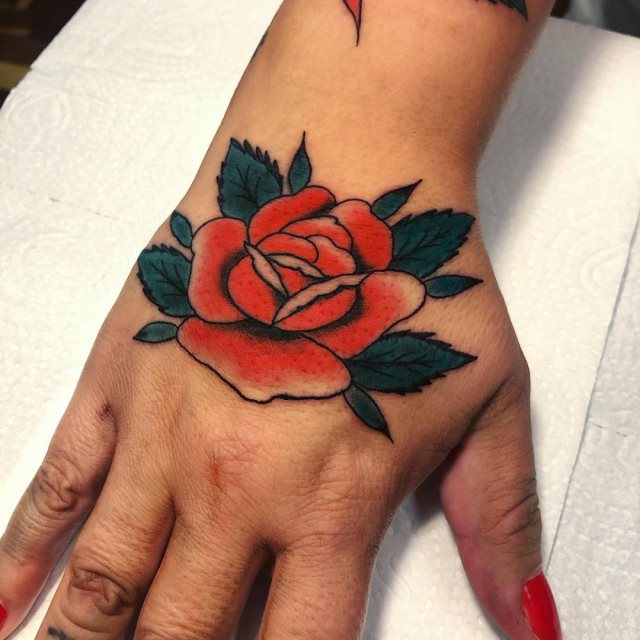 tattoo femenino flor para la mano 03