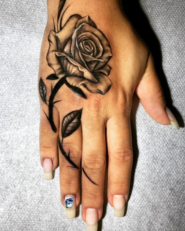 tattoo femenino flor para la mano 04