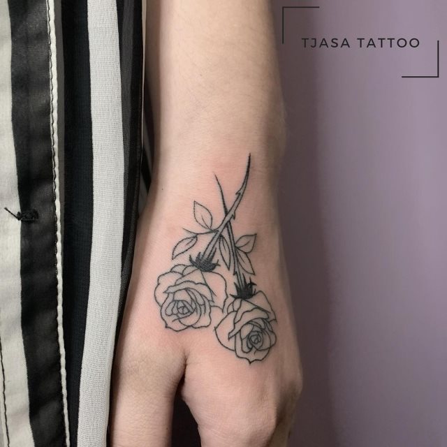 tattoo femenino flor para la mano 06