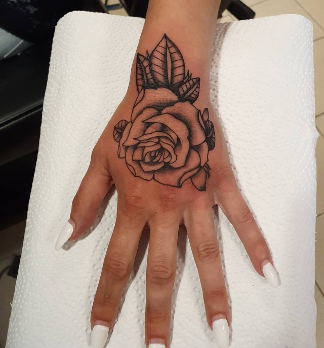 tattoo femenino flor para la mano 07