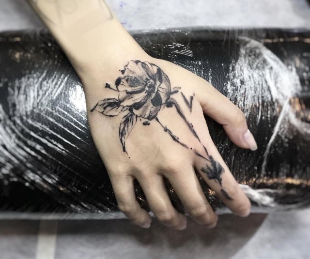 tattoo femenino flor para la mano 08
