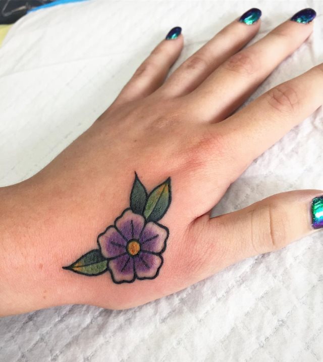 tattoo femenino flor para la mano 09