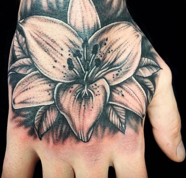tattoo femenino flor para la mano 10
