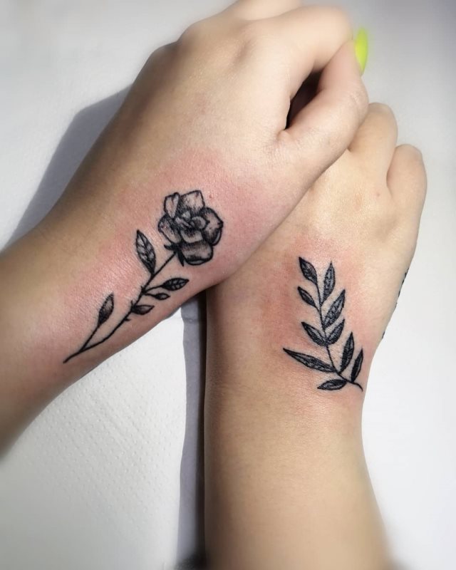 tattoo femenino flor para la mano 11