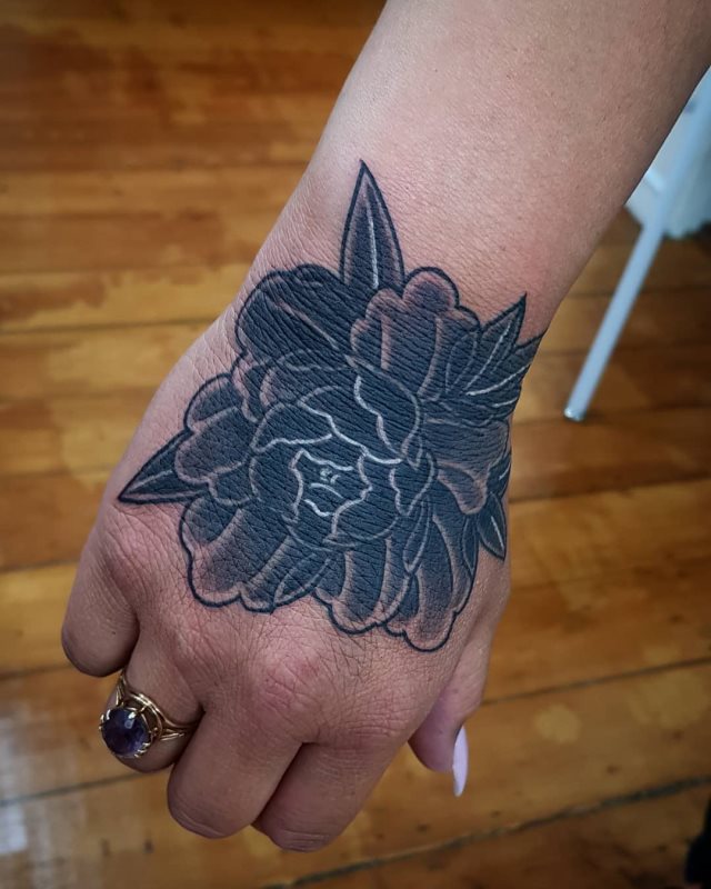 tattoo femenino flor para la mano 12