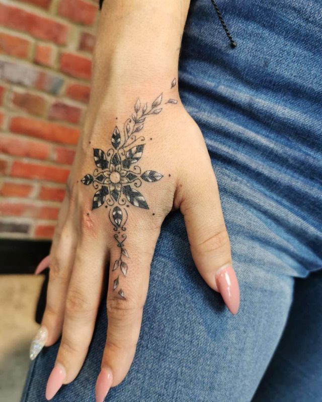 tattoo femenino flor para la mano 13