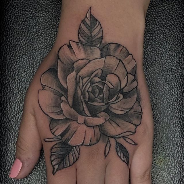 tattoo femenino flor para la mano 14