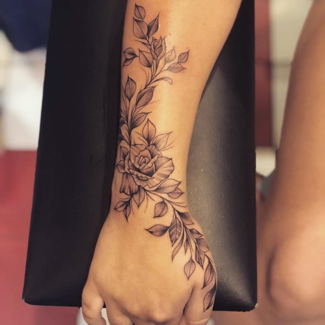 tattoo femenino flor para la mano 15