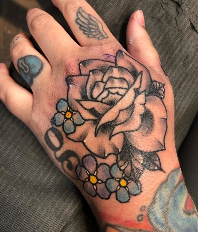 tattoo femenino flor para la mano 16
