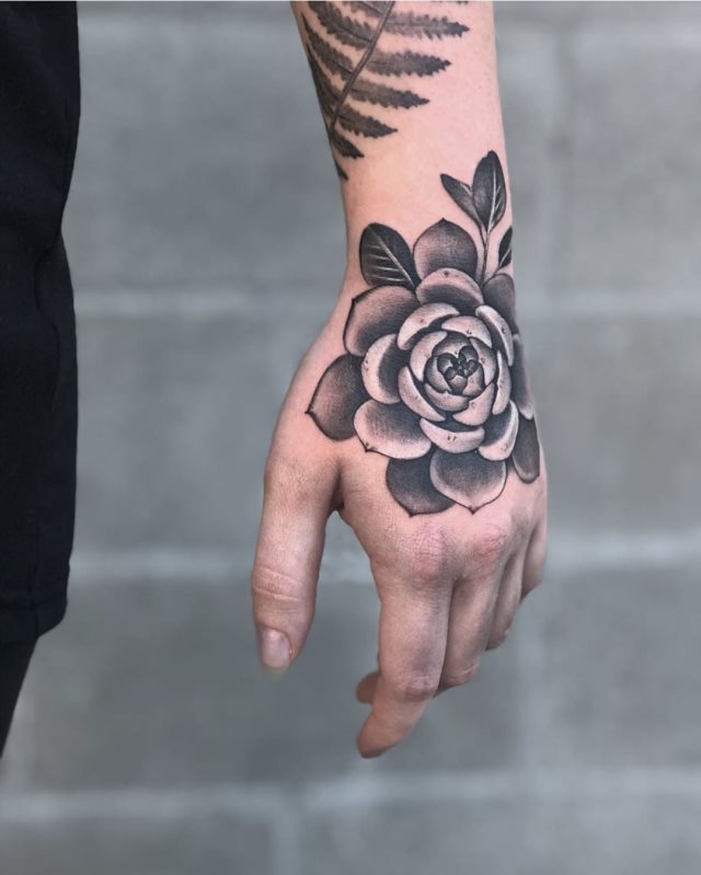 tattoo femenino flor para la mano 17