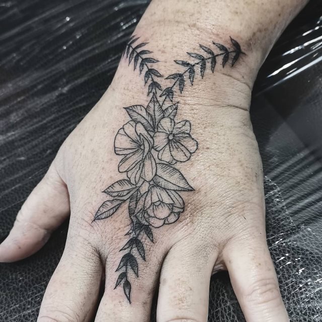 tattoo femenino flor para la mano 18