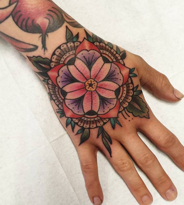 tattoo femenino flor para la mano 20