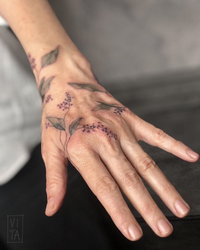 tattoo femenino flor para la mano 21