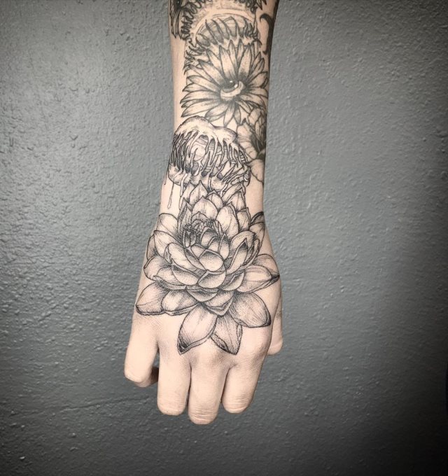tattoo femenino flor para la mano 22