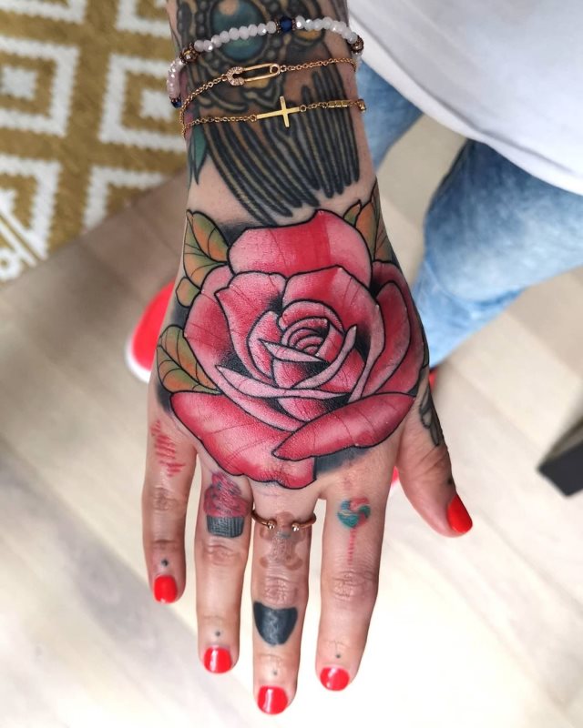 tattoo femenino flor para la mano 23