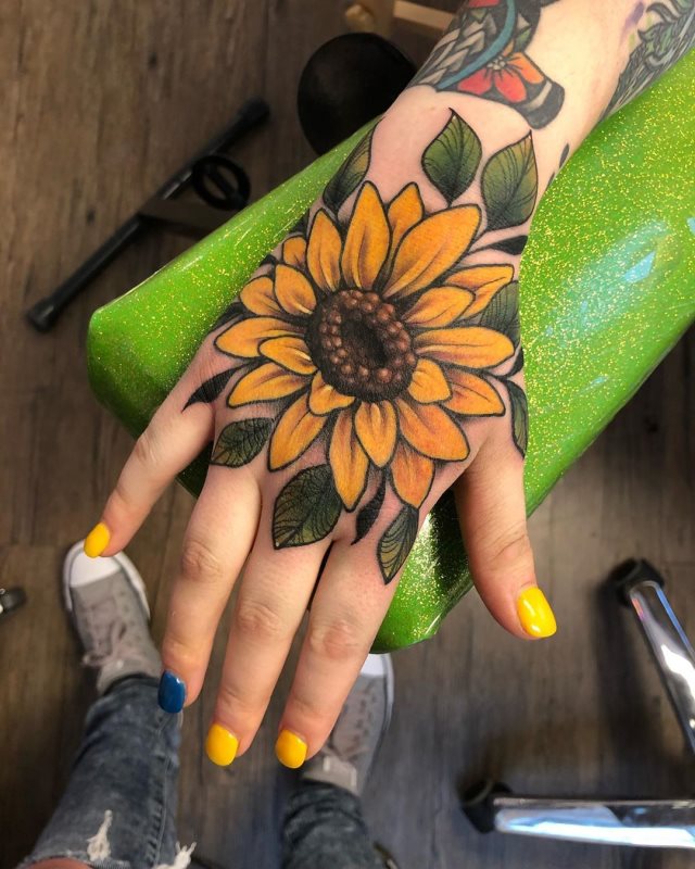 tattoo femenino flor para la mano 24