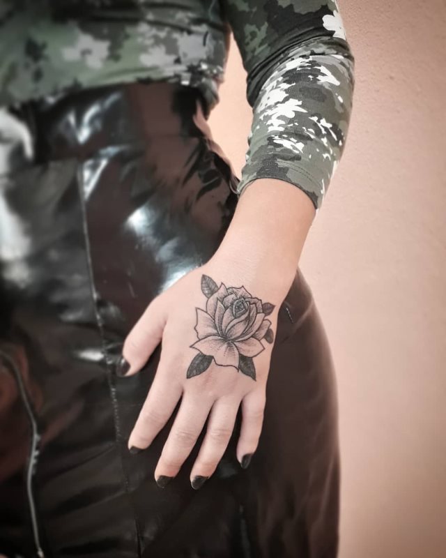 tattoo femenino flor para la mano 25