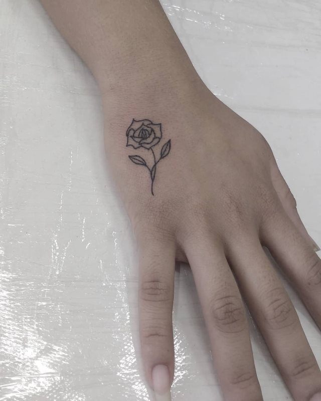 tattoo femenino flor para la mano 27