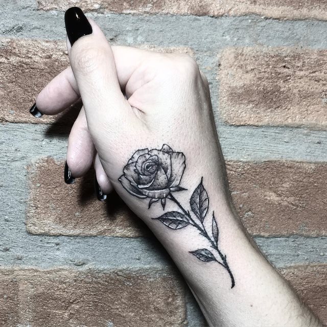 tattoo femenino flor para la mano 30
