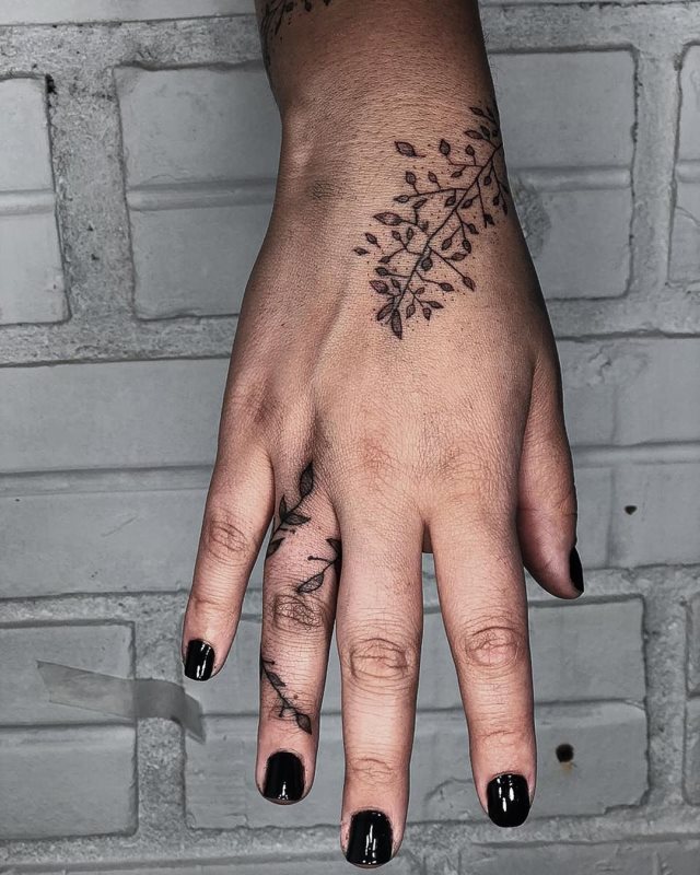 tattoo femenino flor para la mano 33