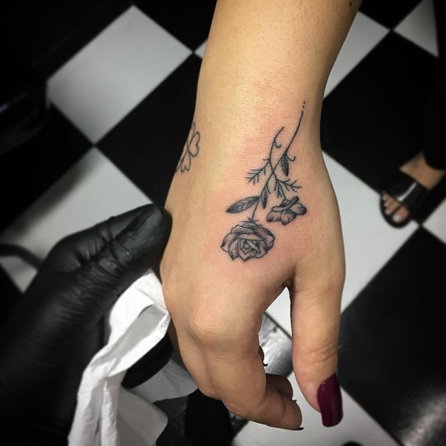 tattoo femenino flor para la mano 34