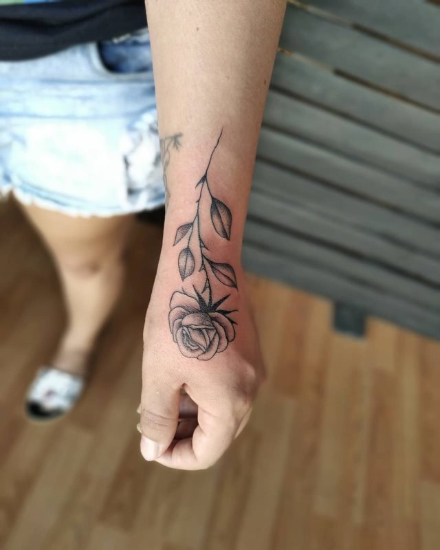 tattoo femenino flor para la mano 35