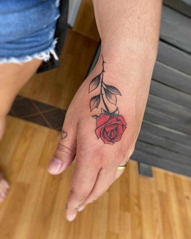 tattoo femenino flor para la mano 36