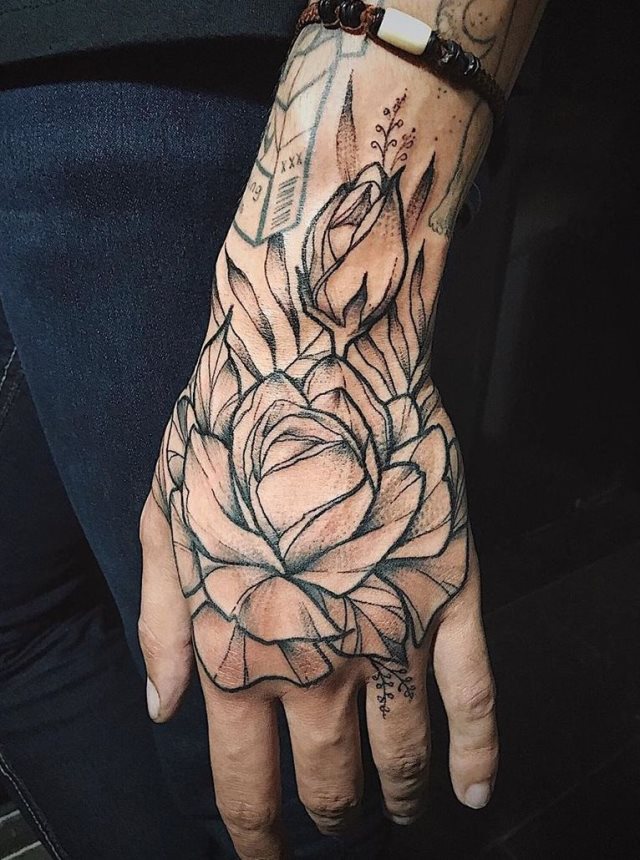 tattoo femenino flor para la mano 37
