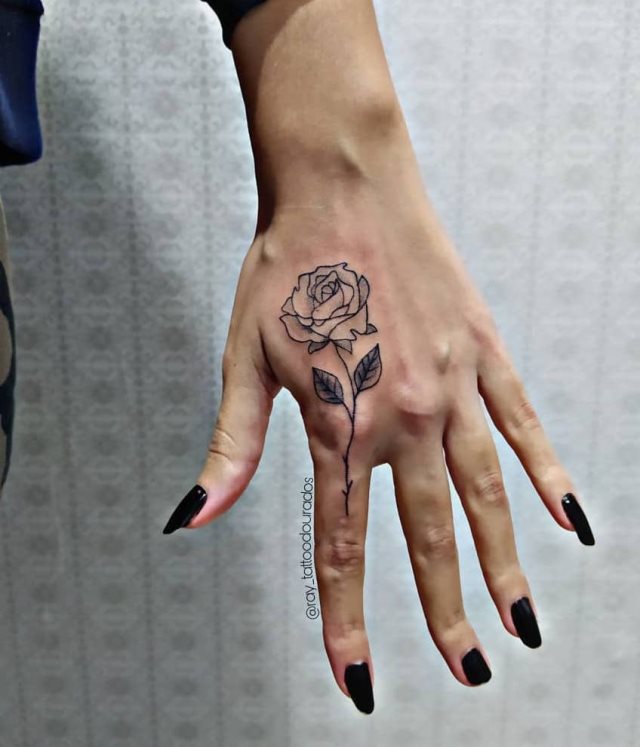 tattoo femenino flor para la mano 38