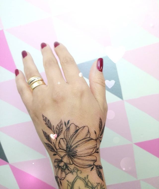 tattoo femenino flor para la mano 40