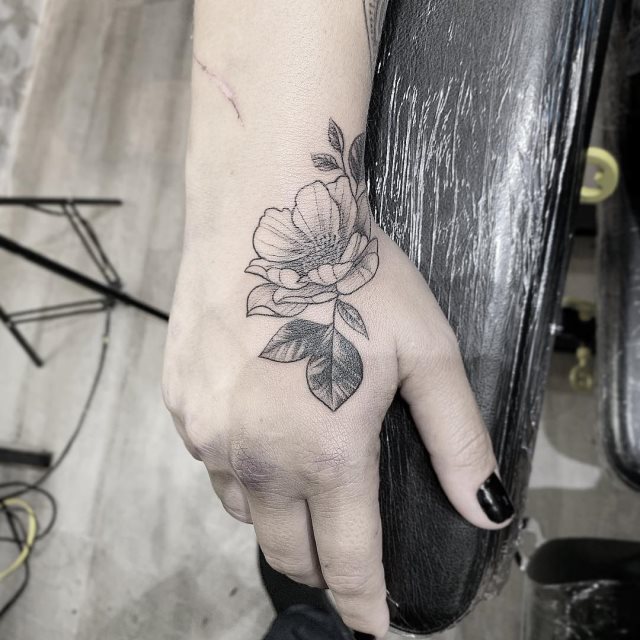 tattoo femenino flor para la mano 41