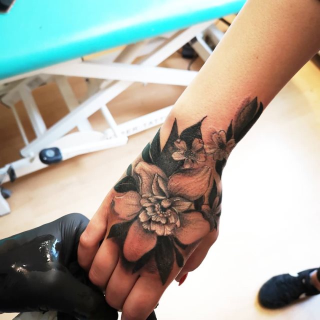 tattoo femenino flor para la mano 42