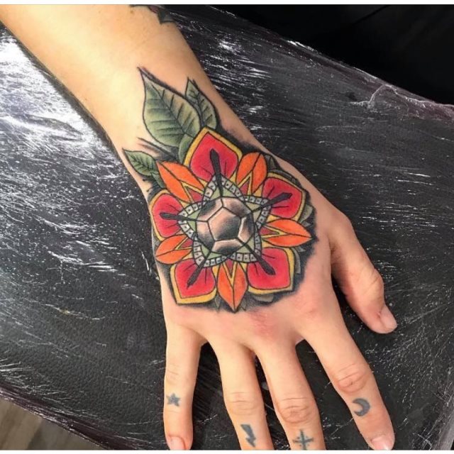tattoo femenino flor para la mano 43
