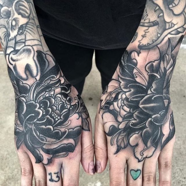 tattoo femenino flor para la mano 44