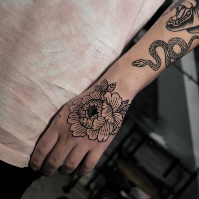 tattoo femenino flor para la mano 45