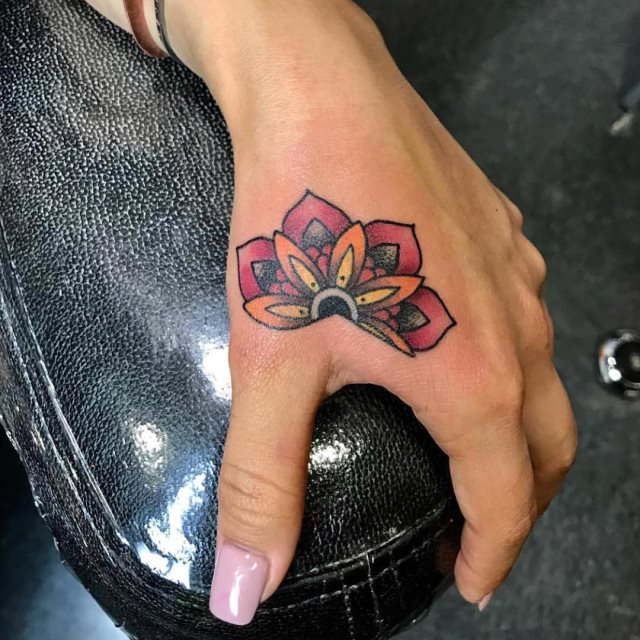 tattoo femenino flor para la mano 46