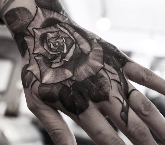 tattoo femenino flor para la mano 47