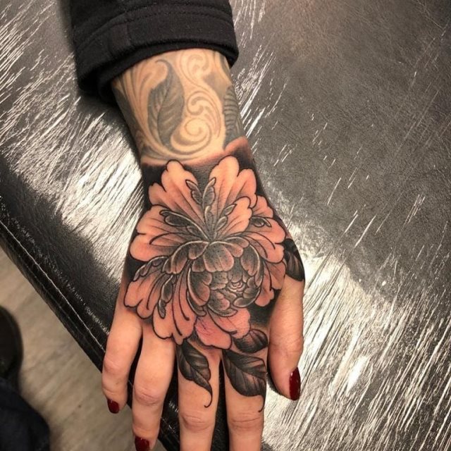tattoo femenino flor para la mano 48