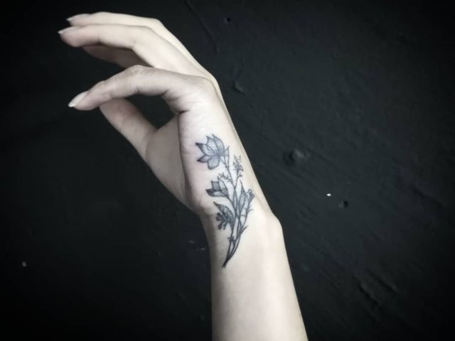 tattoo femenino flor para la mano 49