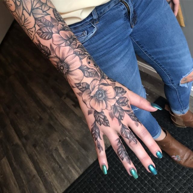 tattoo femenino flor para la mano 50