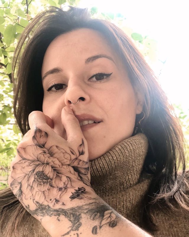 tattoo femenino flor para la mano 51