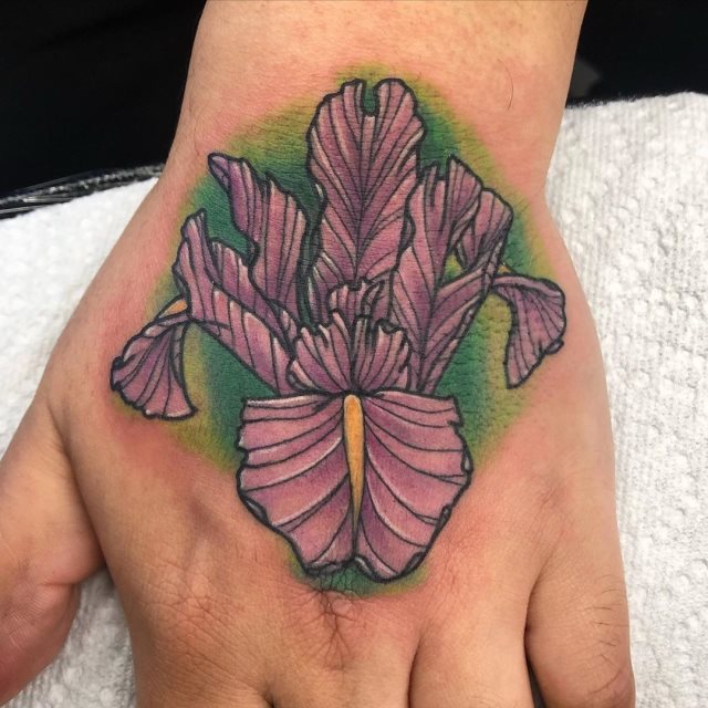 tattoo femenino flor para la mano 52