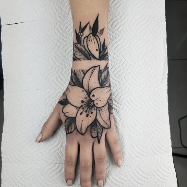 tattoo femenino flor para la mano 53