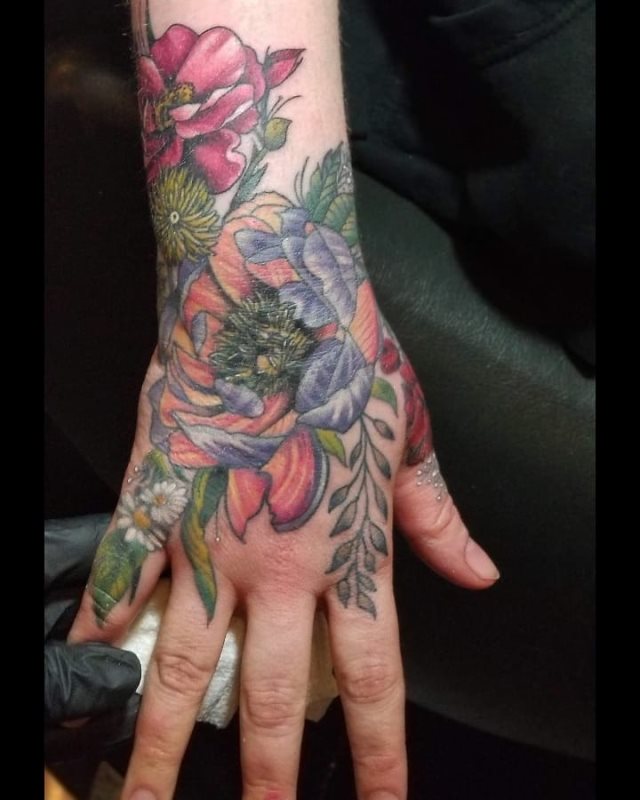tattoo femenino flor para la mano 55