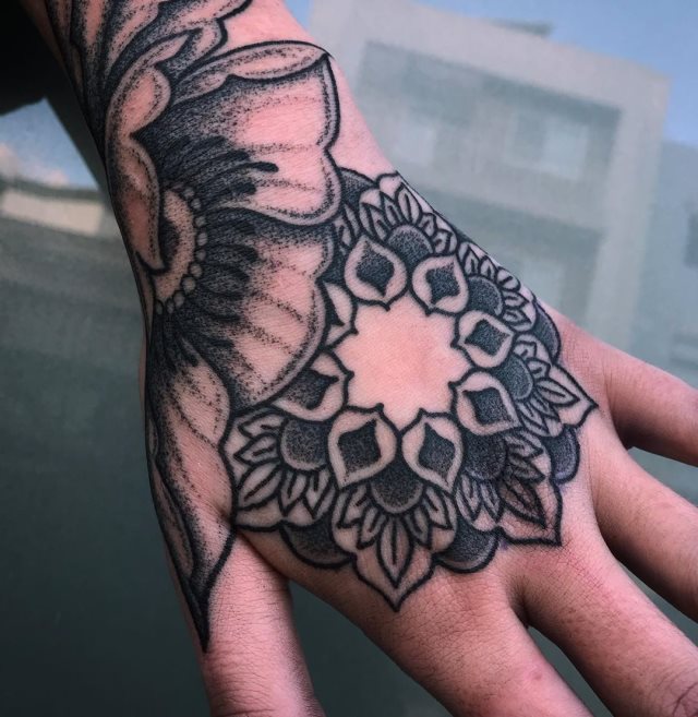 tattoo femenino flor para la mano 56
