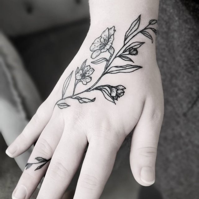tattoo femenino flor para la mano 57