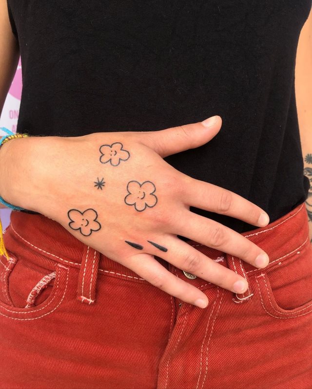 tattoo femenino flor para la mano 59