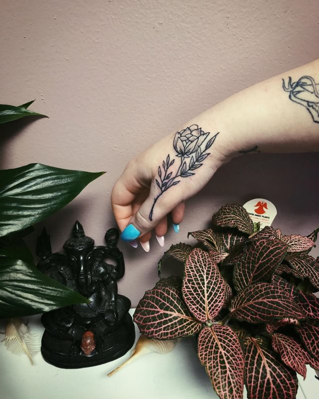tattoo femenino flor para la mano 60