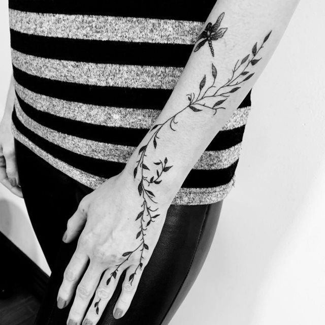 tattoo femenino flor para la mano 61